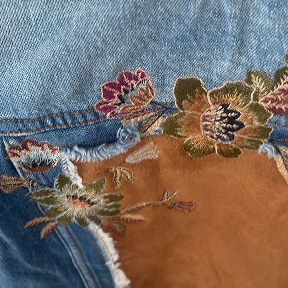 NWT Driftwood embroidered Jean jacket with faux suede accent - Picture 6 of 7